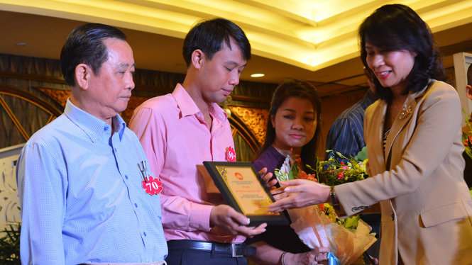 Bà Nguyễn Thị Thu - phó chủ tịch UBND TP.HCM tặng biểu trưng ghi nhận mô hình cho các cá nhân, tập thể - Ảnh: LĨNH HỒNG