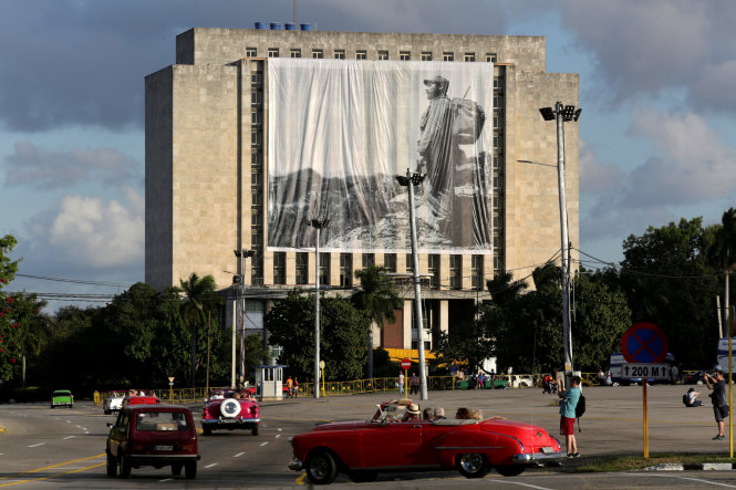 Bức chân dung cựu chủ tịch Cuba Fidel Castro treo phía trước Thư viện quốc gia Cuba tại Quảng trường Cách mạng ở Havana - Ảnh: Reuters
