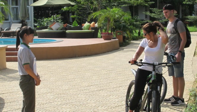 Nhân viên Chay Lap farmstay tự tin trao đổi bằng tiếng Anh với du khách nước ngoài đến lưu trú - Ảnh: THANH LIÊM