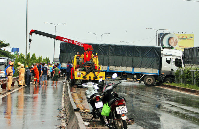 Chiếc xe tải bị nạn nằm chắn ngang đường - Ảnh: THƯƠNG HOÀNG