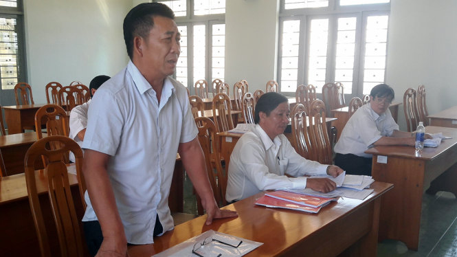 Ông Trần Văn Bình - giám đốc Công ty Mũi Né Nhỏ (đứng) than vãn công ty ông bị tính thuế sai còn bị phong tỏa tài khoản, khiếu nại không được giải quyết nên ông mới kiện ra tòa đòi quyền lợi - Ảnh: NG.NAM