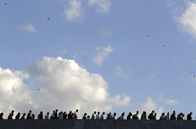Người dân Cuba đi viếng nhà cách mạng Fidel Castro tại thủ đô Havana ngày 28-11 - Ảnh: Reuters