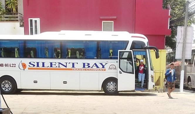 Xe khách của Silent Bay đón trả khách khi chưa bị tước giấy phép - Ảnh: A.X.