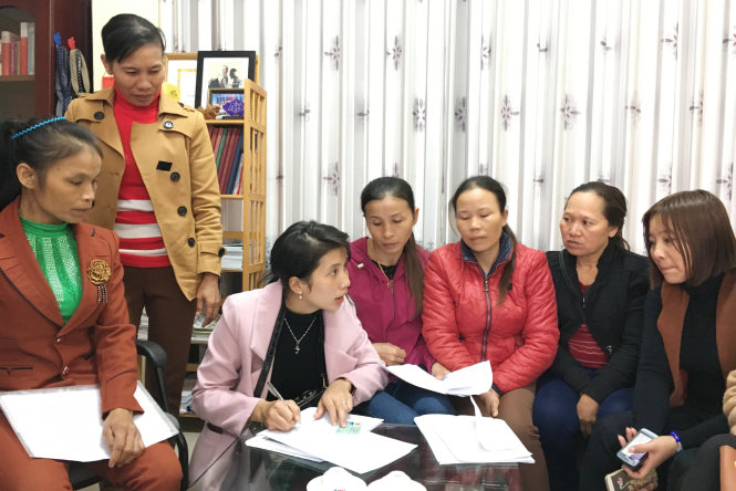 Gia đình 11 nạn nhân thương vong trong vụ nổ xe khách Khánh Đơn ở Lào làm đơn khởi kiện nhà xe - Ảnh: DOÃN HÒA