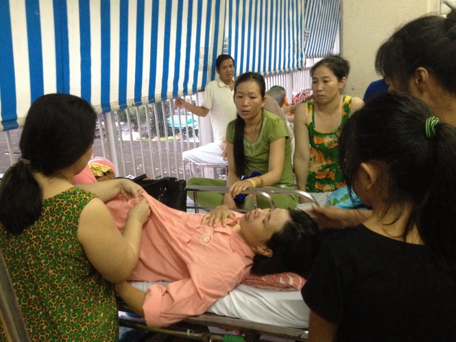 Mọi người vây quanh an ủi bệnh nhân bị mất tiền chiều 31-10 - Ảnh: M.G.