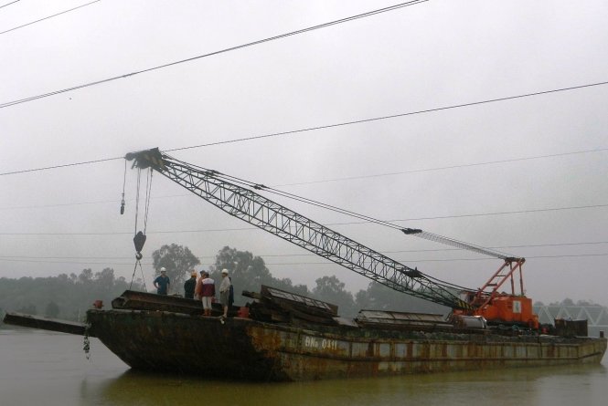 Sà lan trôi trên sông và vướng vào đường dây điện