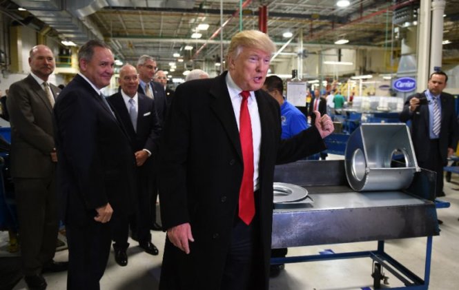 Tổng thống đắc cử Donald Trump thăm nhà máy sản xuất điều hòa Carrier ở Indianapolis, bang Indiana ngày 1-12 - Ảnh: AFP