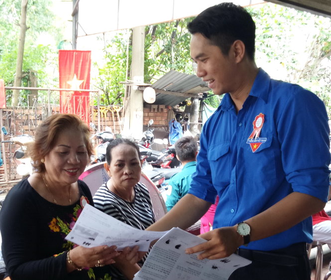Tờ rơi thông tin phòng chống dịch Zika được các bạn trẻ Q.Bình Thạnh (TP.HCM) phát tận tay người dân - Ảnh: Q.L.