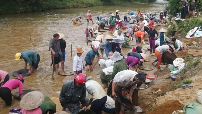 Việc người dân đi đào quặng, mót quặng làm ô nhiễm môi trường, bất ổn về tình hình an ninh trật tự ở xã Tri Lễ - Ảnh: NGUYỄN HÙNG