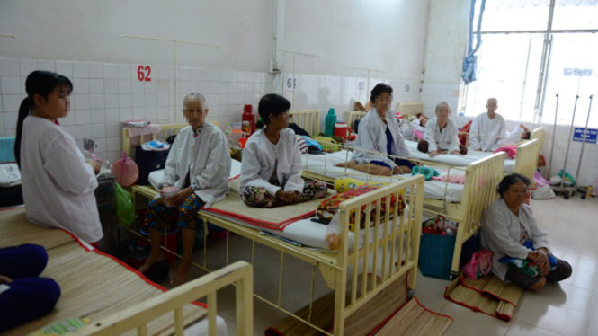 Các giường bệnh của Bệnh viện Ung bướu TP.HCM hầu hết đều quá tải - Ảnh: HỮU KHOA