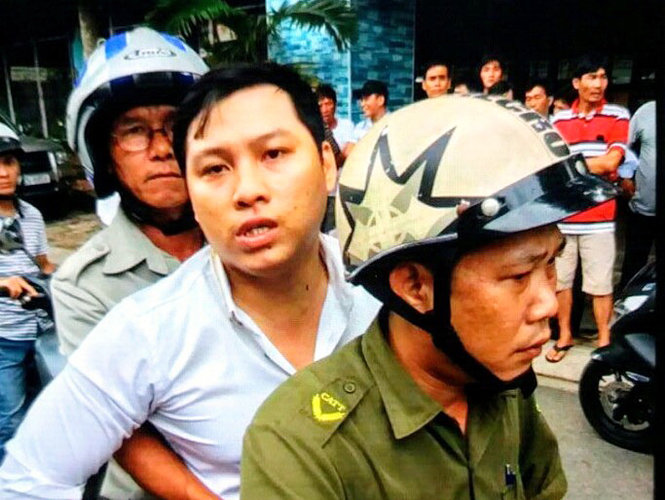 Hùng bị người dân bắt giao cho công an