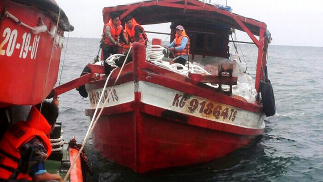 Tàu BP-20.19.01 cứu hộ thành công tàu cá gặp nạn lúc rạng sáng 2-12 - Ảnh: T.VINH