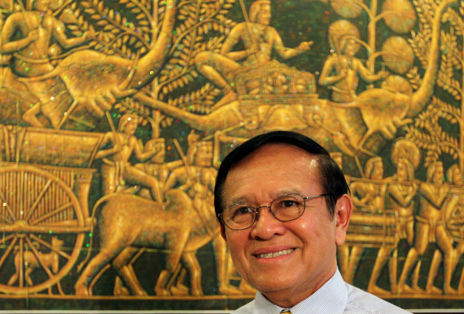 Ông Kem Sokha, lãnh đạo đảng đối lập Cứu nguy dân tộc (CNRP) tại trụ sở CNRP ở PhnomPenh - Ảnh: Reuters
