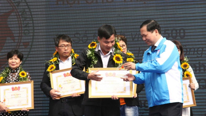 NguyenPhiLong trao GT tapthe TNQG 1
