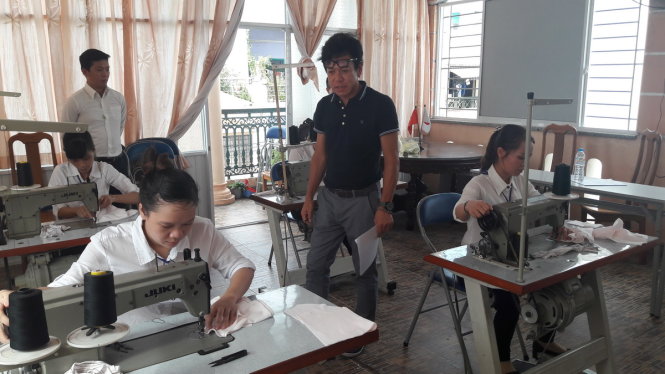Các thực tập sinh thực tập nghề may chuẩn bị đi xuất khẩu lao động tại Nhật Bản. Ảnh chụp tại Công ty CP phát triển dịch vụ C.E.O, chi nhánh TP.HCM - Ảnh: QUANG PHƯƠNG