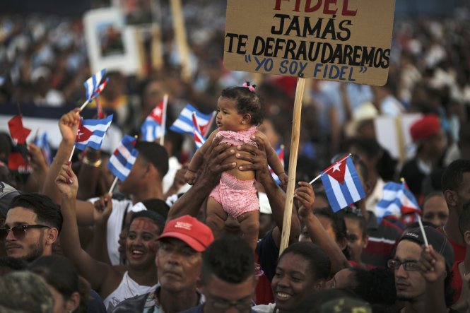Người dân Santiago chờ đón đoàn xe chở tro cốt chủ tịch Fidel - Ảnh: Reuters