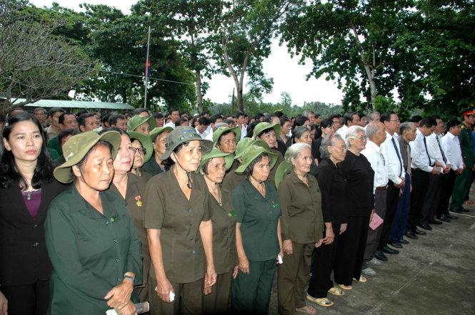 Đông đảo người dân đến dự lễ truy điệu - Ảnh Lư Thế Nhã