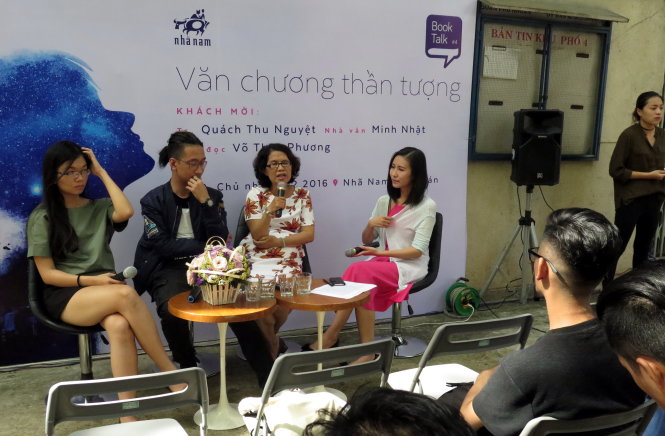 Các diễn giả cùng ghi nhận một lớp tác giả mới đang làm nên dòng văn chương thần tượng - Ảnh: L.Điền
