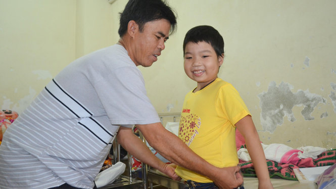 Niềm vui khi khoác lên mình chiếc áo in hình hoa hướng dương - Ảnh: TẤN LỰC