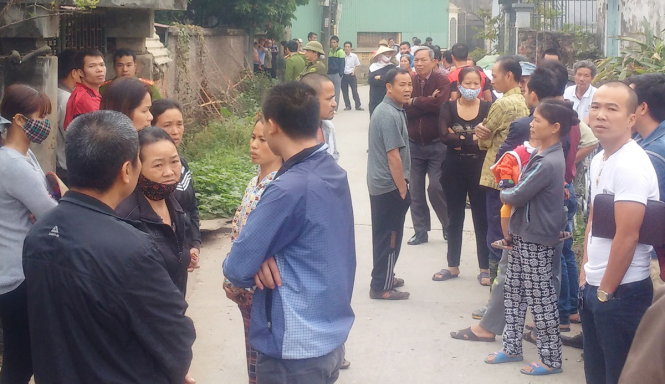 Người dân xã Cẩm Điền bàng hoàng khi nghe tin cháu bé 9 tuổi chết bất thường với vết chém ở đầu - Ảnh: Đức Tâm