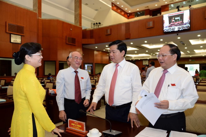Bí thư Thành uỷ Đinh La Thăng (thứ hai phai sang) trao đổi với các đại biểu tại kỳ họp thứ ba - HĐND TP.HCM khoá IX, khai mạc sáng 6-12 - Ảnh Tự Trung
