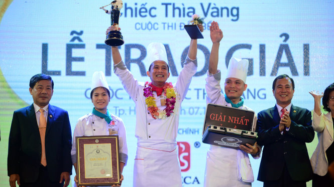 Đội KDL Bình Qưới 1 trong giây phút đăng quang giải nhất cuộc thi Chiếc thìa vàng trong lễ trao giải tối 7-12 - Ảnh: QUANG ĐỊNH
