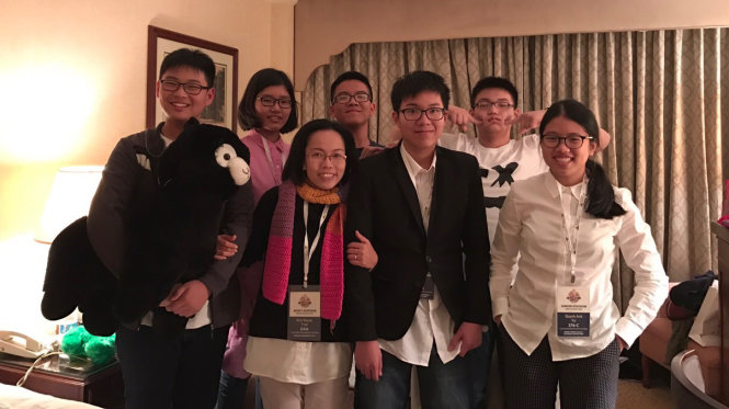 Vũ Quỳnh Anh (đầu tiên, từ phải sang) bên cạnh thầy cô và bạn bè - Ảnh: Nhân vật cung cấp