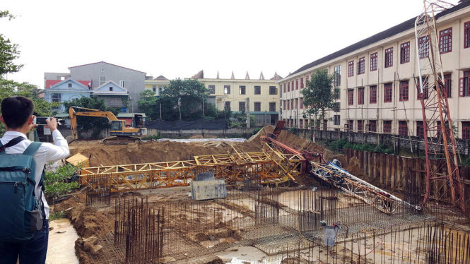 Hiện trường vụ sập cần cẩu tháp làm một nam sinh lớp 10, Trường THPT Lê Viết Thuật (TP Vinh) tử vong chiều 14-11 - Ảnh: DOÃN HÒA