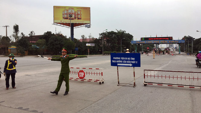 Không đồng tình phương án hỗ trợ của Cienco 4, người dân tiếp tục chặn cầu Bến Thủy 1 trong ngày 8-12 - Ảnh: DOÃN HÒA