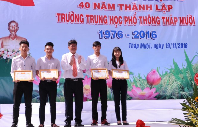 Những học sinh được nhận học bổng của Trường THPT Tháp Mười trong năm 2016 - Ảnh: NGỌC TÀI
