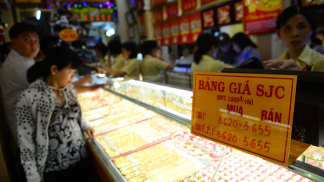 Ngày 7-12, giá USD hạ nhiệt nhanh nhưng giá vàng vẫn neo ở mức cao. Ngân hàng Nhà nước khuyến cáo người dân phải thận trọng để tránh rủi ro không đáng có - Ảnh: D.PHAN