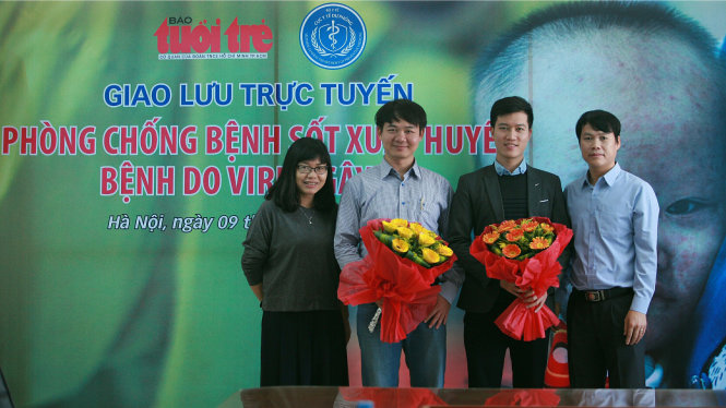 Đại diện báo Tuổi trẻ tặng hoa cho các vị khách mời - Ảnh: Nam Trần