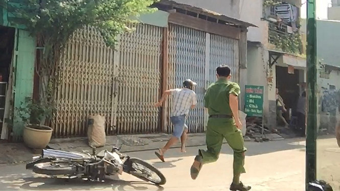 Phó trưởng công an phường Bình Hưng Hòa A (Q.Bình Tân) đuổi theo nghi can cướp giật - Ảnh: Ngọc Khải