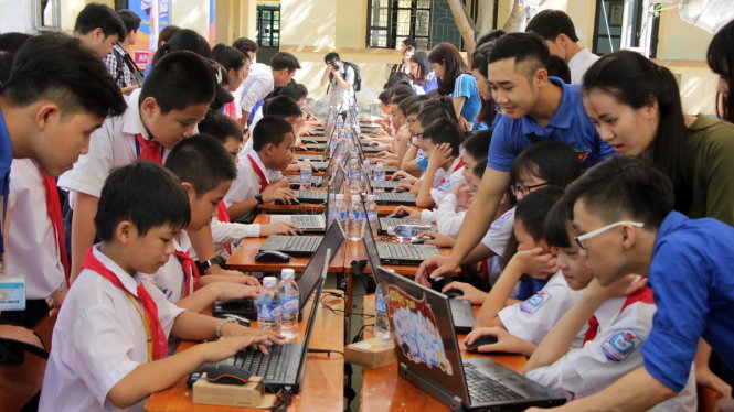 Lễ phát động cuộc thi “Chinh phục vũ môn toàn quốc lần thứ III” năm học 2016-2016 tại Trường THCS Đặng Thai Mai, TP Vinh (Nghệ An) vào ngày 26-9 - Ảnh: DOÃN HÒA