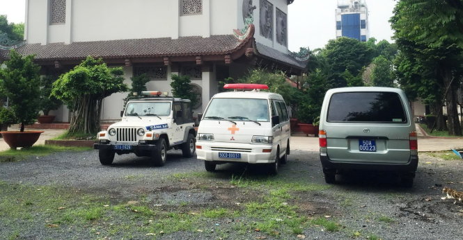 Xe của lực lượng chức năng đến khám nghiệm hiện trường, điều tra vụ việc - Ảnh: Ngọc Khải