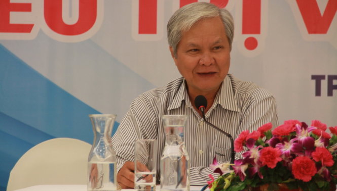 TS.BS Lê Trường Giang - chủ tịch Hội Y tế công cộng TP.HCM chia sẻ thông tin tại hội thảo - Ảnh: Ngọc Loan