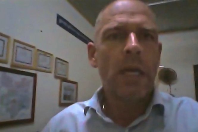 Ông Stefan Struik người Hà Lan trong hình ảnh cắt từ video tung lên Facebook tối 8-12 - Ảnh: Cambodia Daily