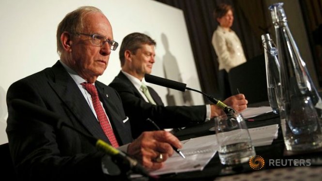 Luật sư Richard McLaren (trái) trả lời các câu hỏi sau khi công bố báo cáo về doping cho Cơ quan Chống Doping Thế giới (WADA) - Ảnh: Reuters