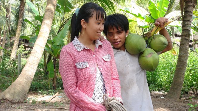 Vợ chồng anh Phong luôn có nhau trên đường mưu sinh... - Ảnh: M.TÂM