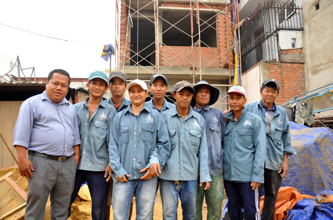 Chủ thầu Hồ Vũ Anh Tuấn và nhóm thợ câm điếc - Ảnh: BÍCH THÙY