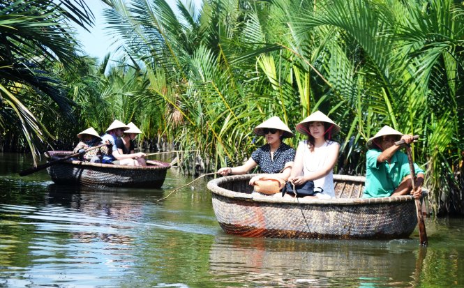 Du khách câu cá ở rừng dừa nước Bảy Mẫu - Ảnh: L.TRUNG