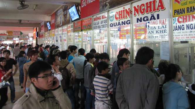 Hành khách mua vé ở bến xe miền Đông - Ảnh: THU DUNG
