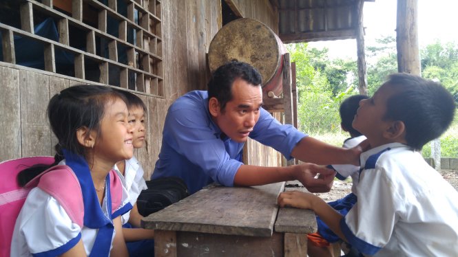 Thầy Thắng và 4 em học sinh con nuôi - Ảnh: SƠN LÂM