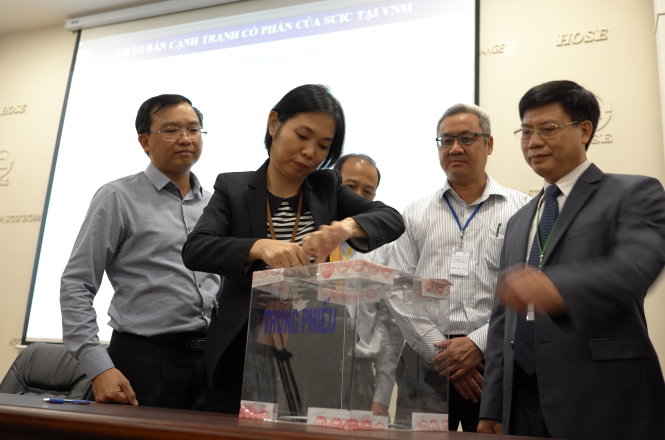 Ban tổ chức tiến hành thủ tục kiểm thùng phiếu trước phiên đấu giá