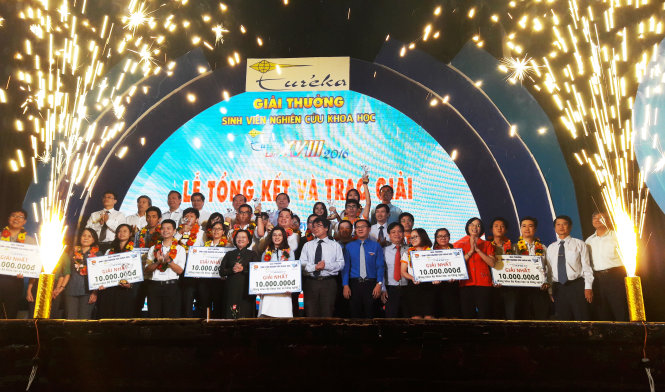 Các sinh viên có đề tài đạt giải cao được tuyên dương tại lễ trao giải - Ảnh: QUANG PHƯƠNG