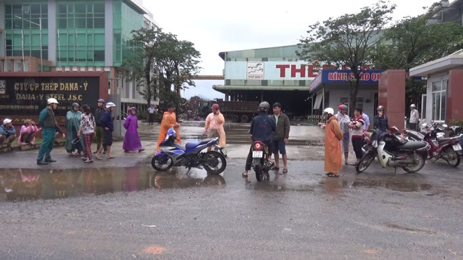 Người dân chặn cổng của nhà máy thép DaNa-Ý để phản đối