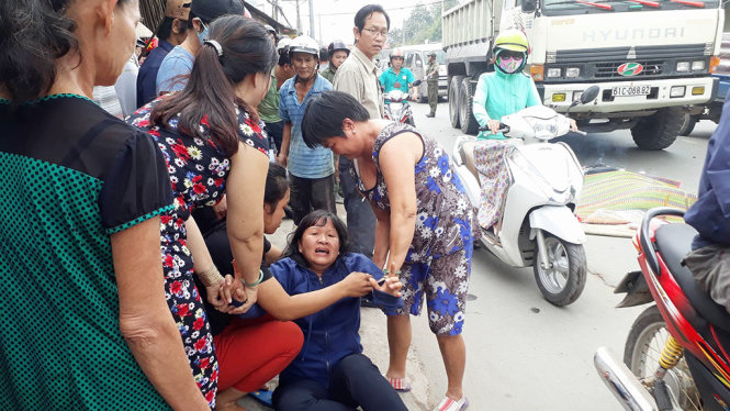Người thân khóc ngất bên thi thể nạn nhân - Ảnh: XUÂN AN