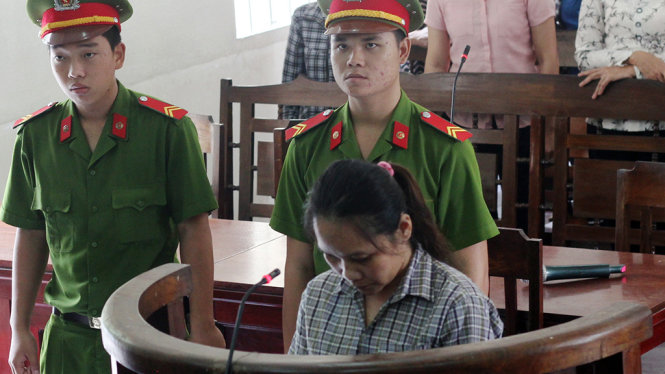 Bị cáo Phượng cúi đầu trước vành móng ngựa - Ảnh: TÂN PHẠM