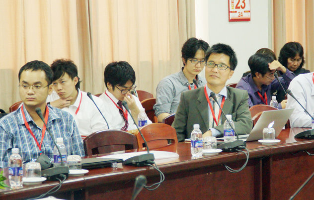 PGS. TS. Huỳnh Văn Nam (hàng trên, đầu tiên bên phải) trong Hội thảo IUKM 2016 tại ĐH Duy Tân
