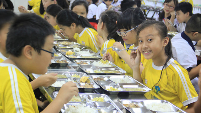Các em học sinh thưởng thức bữa ăn trưa theo thực đơn trong dự án bữa ăn học đường tại trường tiểu học Trưng Trắc TP.HCM